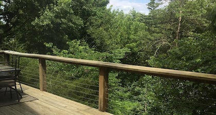 River cabin w access. close to town. Hot tub! 35 foot deck