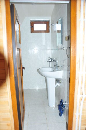 Bungalow | Bathroom - Maneviga Cafe Apart (Çaykara)