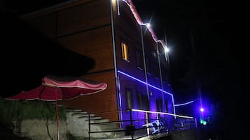 Fassade der Unterkunft – Abend/Nacht