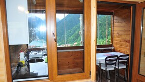 Bungalow | Private kitchen | Fridge, stovetop, cookware/dishes/utensils - Maneviga Cafe Apart (Çaykara)