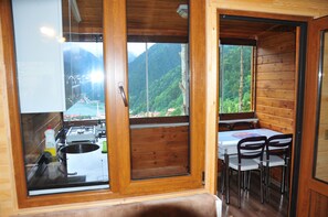 Bungalow | Cuisine privée | Réfrigérateur, plaque de cuisson