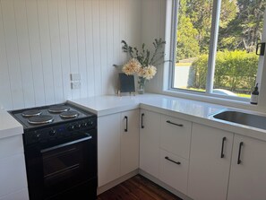 Fridge, microwave, oven, stovetop - Beach & village a stone throw away! Or a 2min walk to Wallingford Homestead! (Porangahau Beach)