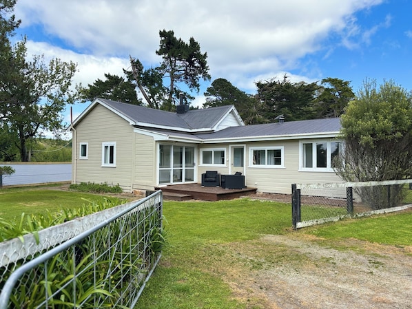 Exterior - Beach & village a stone throw away! Or a 2min walk to Wallingford Homestead! (Porangahau Beach)