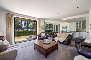 Smart TV, fireplace, books - Luxury Lakefront Home with Sensational Views (Wanaka)