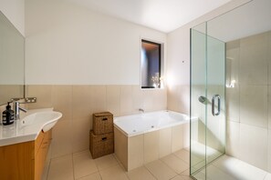 Bathtub, hair dryer, toilet paper - Luxury Lakefront Home with Sensational Views (Wanaka)