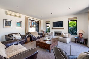 Smart TV, chimenea y libros