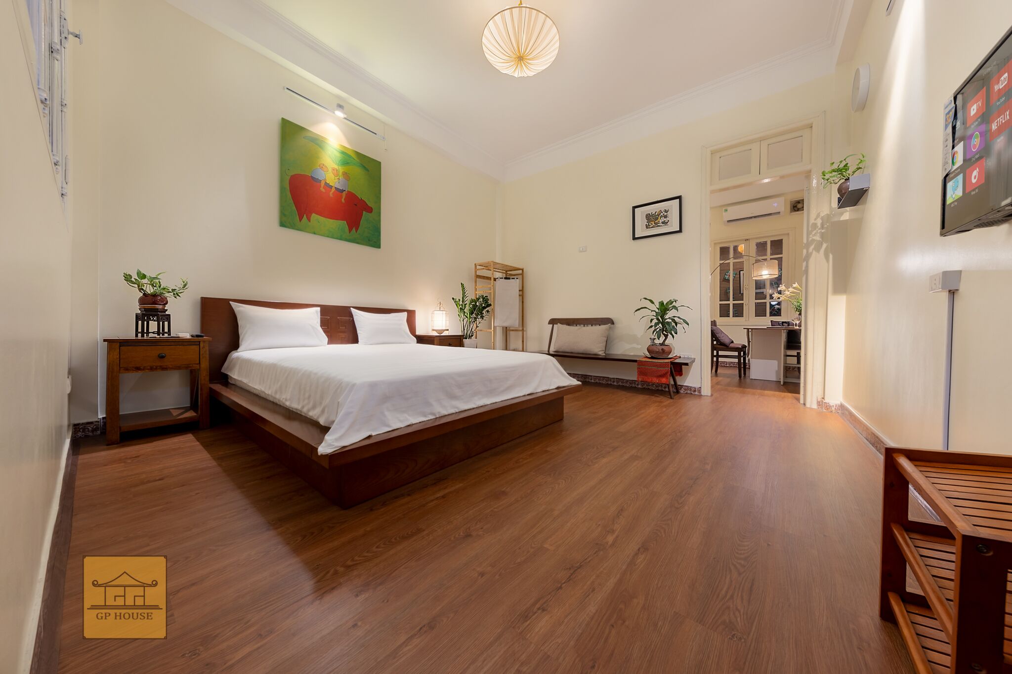 Desk, iron/ironing board, WiFi, bed sheets