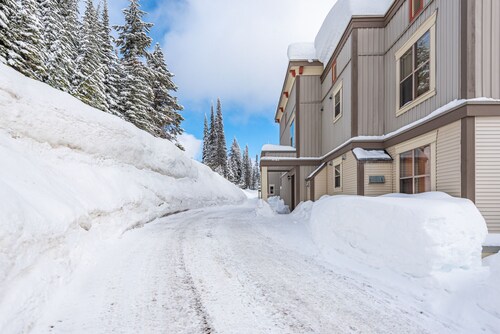 Ground Floor Creekside Walk-out Unit, Pet-Friendly, Great Trail Access!