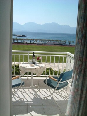 Outdoor dining - Spectacular sea view apartment Agios Nikolaos (Agios Nikolaos)