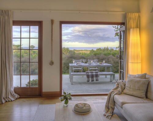  Luxury Nature Retreat with Sea View - Tahi