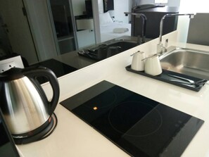 電子レンジ、電気ポット、調理器具と食器、香辛料