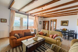 TV connectée, cheminée, lecteur de DVD, table de tennis de table