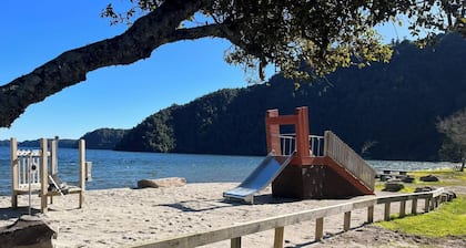 Atemberaubende Aussicht auf den See, berĂŒhmt fĂŒr das Angeln von Forellen