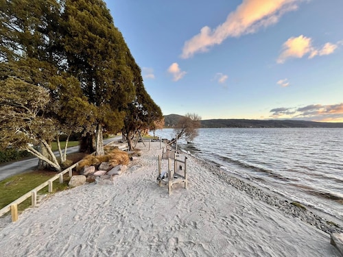 Tranquil Retreat with Breathtaking Lake Views: Renowed for Trout Fishing 