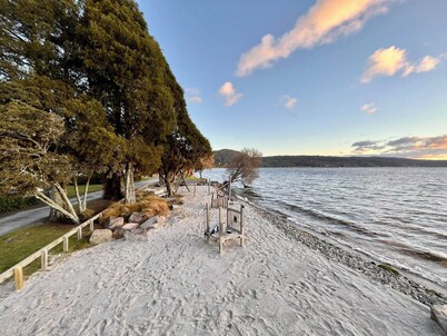 Tranquil Retreat with Breathtaking Lake Views: Renowed for Trout Fishing 