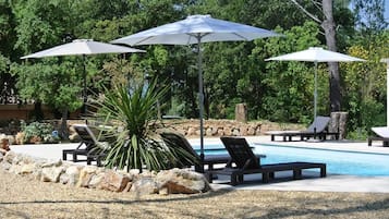 Kolam renang outdoor musiman