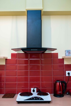 Fridge, microwave, coffee/tea maker, toaster - Tiny Luxury at ATTIKI METRO (ΑΜΑ: 35651) (Athina)