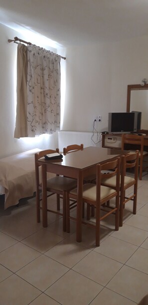 Habitación triple clásica | Cocina privada | Refrigerador, horno, parrilla de estufa y utensilios de cocina 