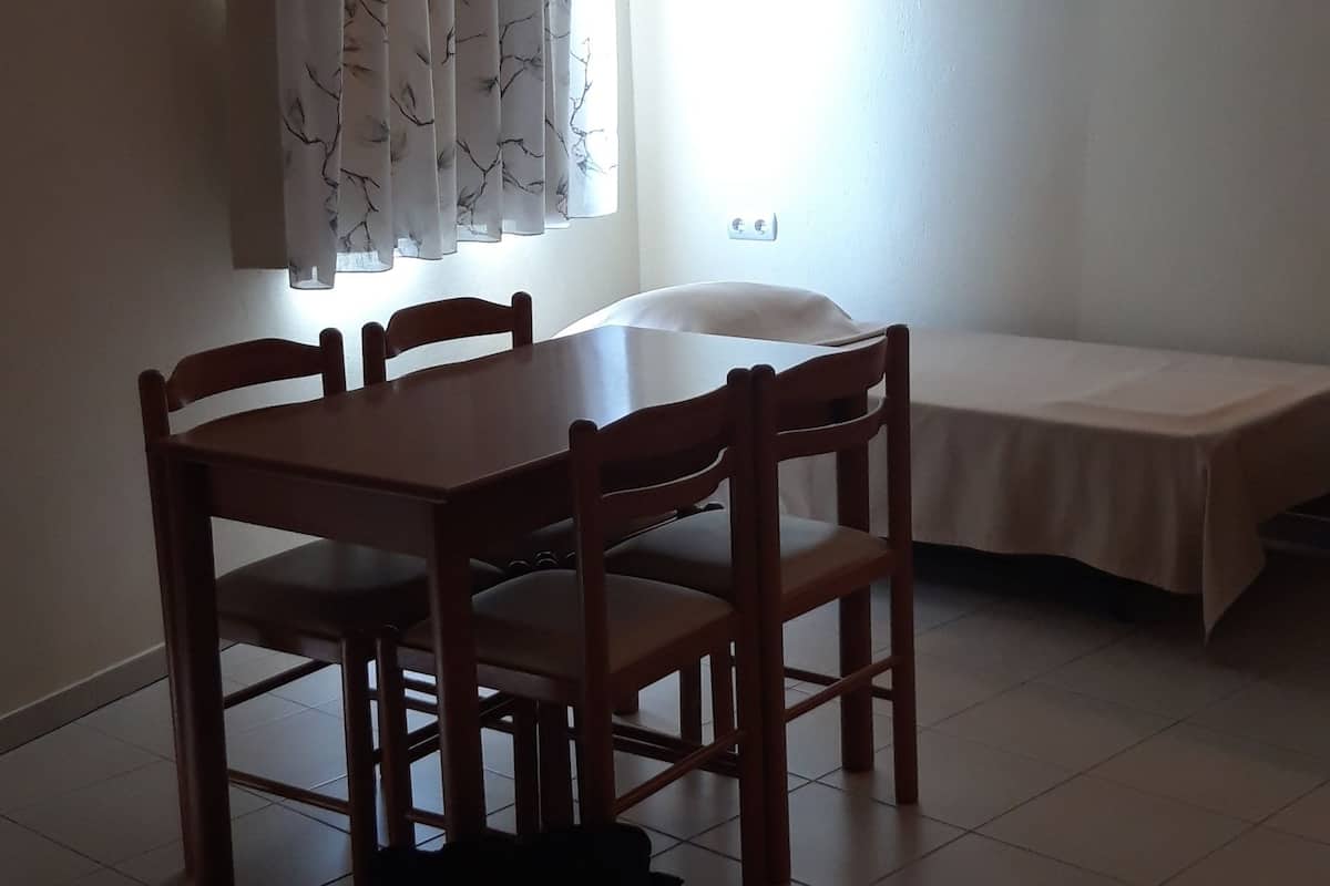Classic Quadruple Room | In-room safe, blackout curtains, free WiFi, bed sheets