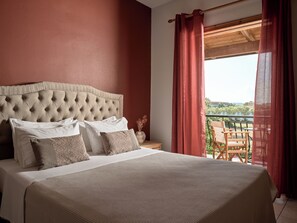 Quarto casal | Cofres nos quartos, cortinas blackout, ferros/tábuas de passar roupa