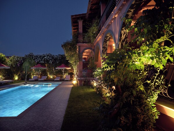 Outdoor pool, pool umbrellas, pool loungers - Anemelia Retreat (Zakynthos)