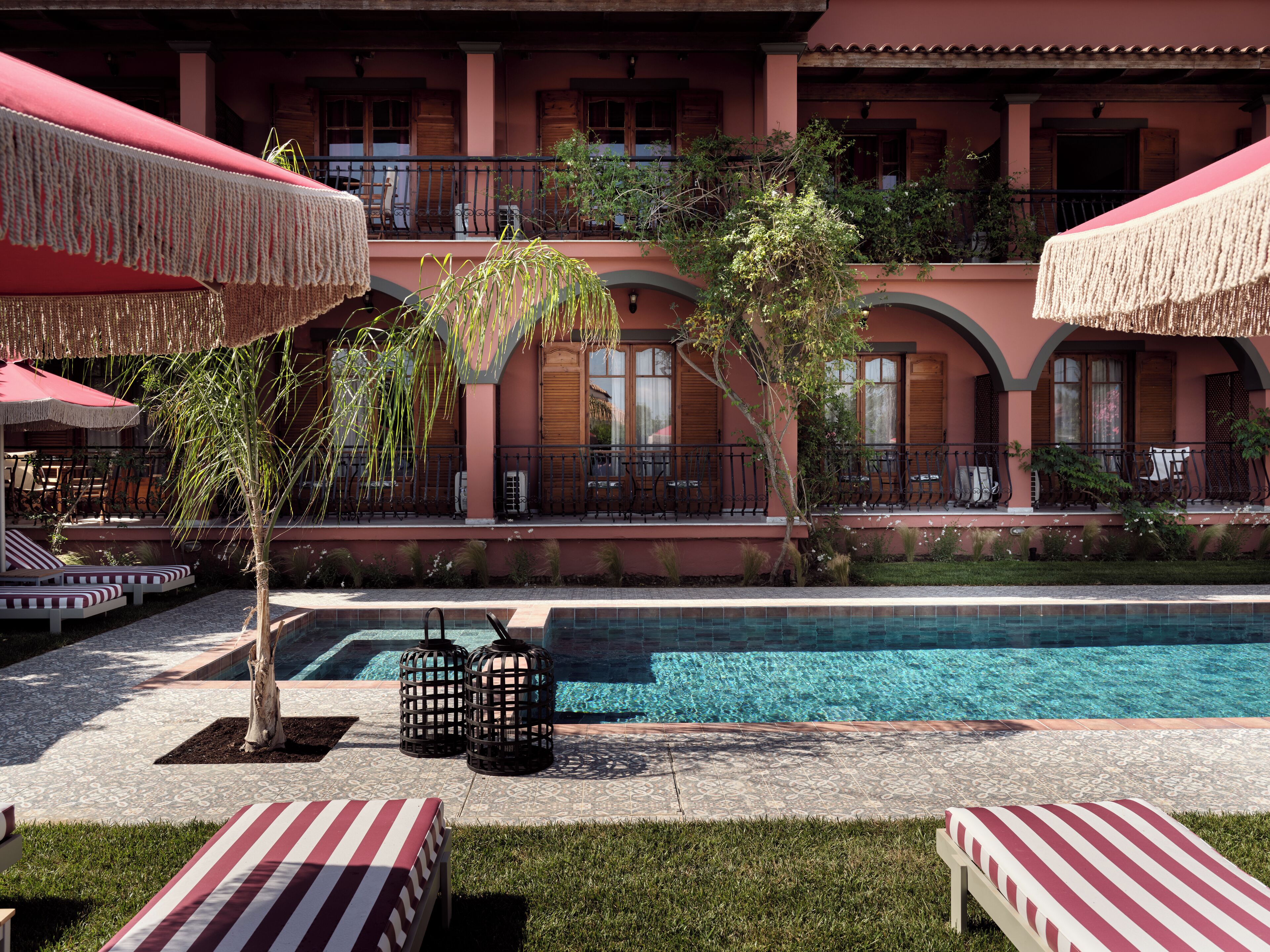 Außenpool, Sonnenschirme, Liegestühle