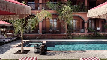Piscina externa, guarda-sóis, espreguiçadeiras