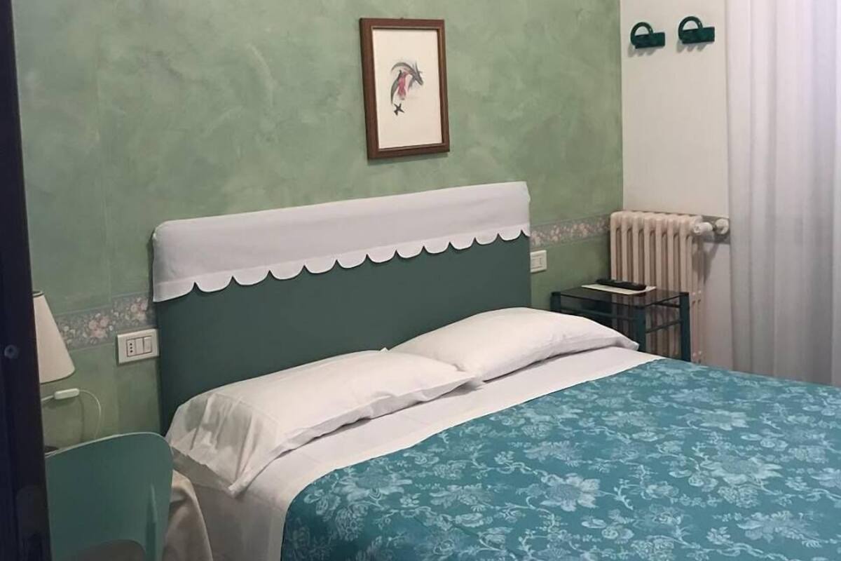 Chambre Simple, 1 lit une place | Coffres-forts dans les chambres, Wi-Fi gratuit, draps fournis
