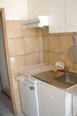 Kühlschrank, Mikrowelle, Herdplatte, Wasserkocher mit Kaffee-/Teezubehör