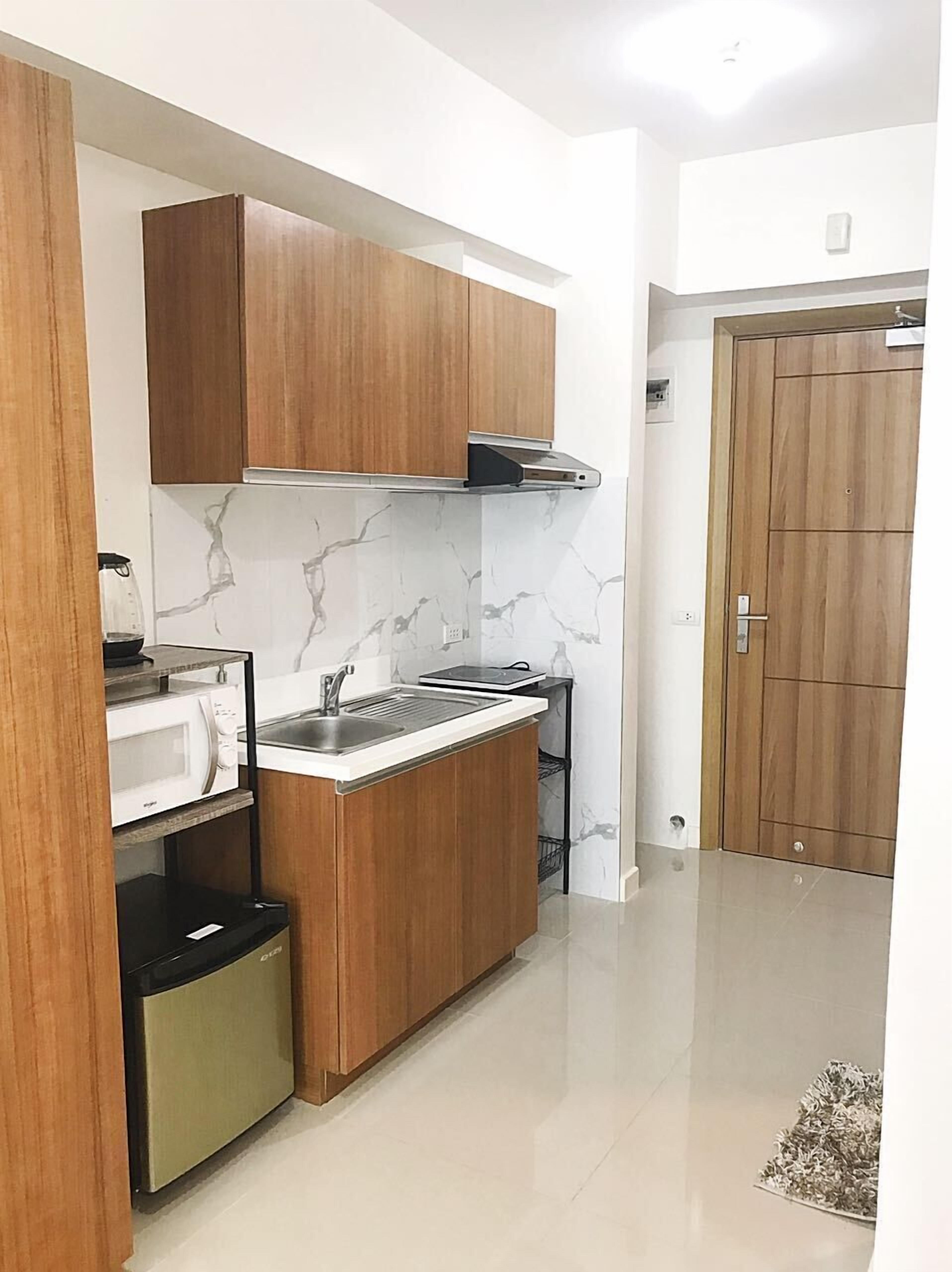 Kühlschrank, Mikrowelle, Herdplatte, Kochgeschirr/Geschirr/Besteck