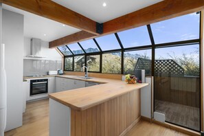 Fridge, microwave, oven, dishwasher - Fantail on Goldleaf - Queenstown Holiday Home (Queenstown)