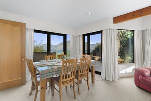 Dining - Fantail on Goldleaf - Queenstown Holiday Home (Queenstown)