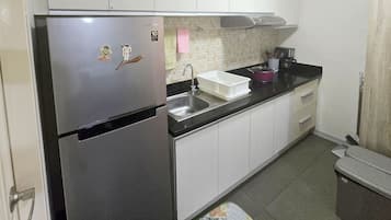 Een koelkast, een microgolfoven, een kookplaat