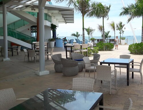 Lux. 2 BR Condo Seaside Close to SM Seaside Megamall-Huge pools