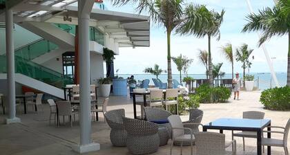 Lux. 2 BR Condo Seaside Close to SM Seaside Megamall-Huge pools