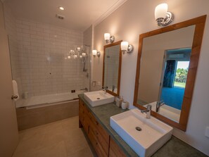 Duschwanne, Haartrockner, Handtücher, Toilettenpapier