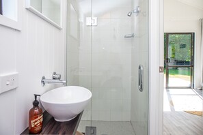 Shower, hair dryer, towels, soap - Matakana Oasis - Beauregard Cottages (Matakana)