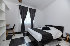 Doppelzimmer (Dame Prince Noir) | Individuell dekoriert, individuell eingerichtet, Schreibtisch