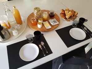 Tägliches inbegriffenes kontinentales Frühstück