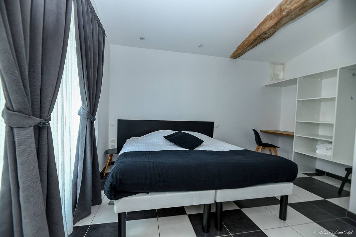 Doppelzimmer (Sieur Prince Noir) | Individuell dekoriert, individuell eingerichtet, Schreibtisch