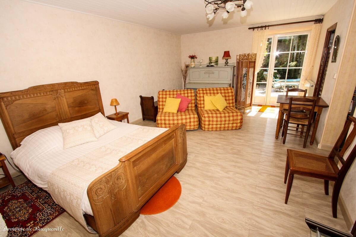 Doppelzimmer (Orange) | Individuell dekoriert, individuell eingerichtet, Schreibtisch