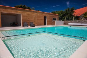 Außenpool, geöffnet von 10:00 Uhr bis 20:00 Uhr, Sonnenschirme