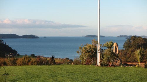 Modern, light, convenient, fully fitted space with sea views and spacious garden