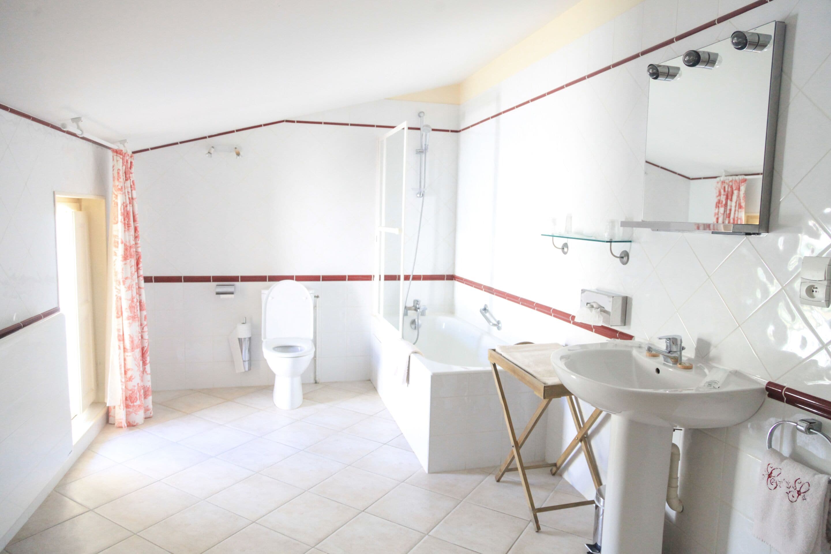 A bathroom with a toilet, bathtub, and sink.