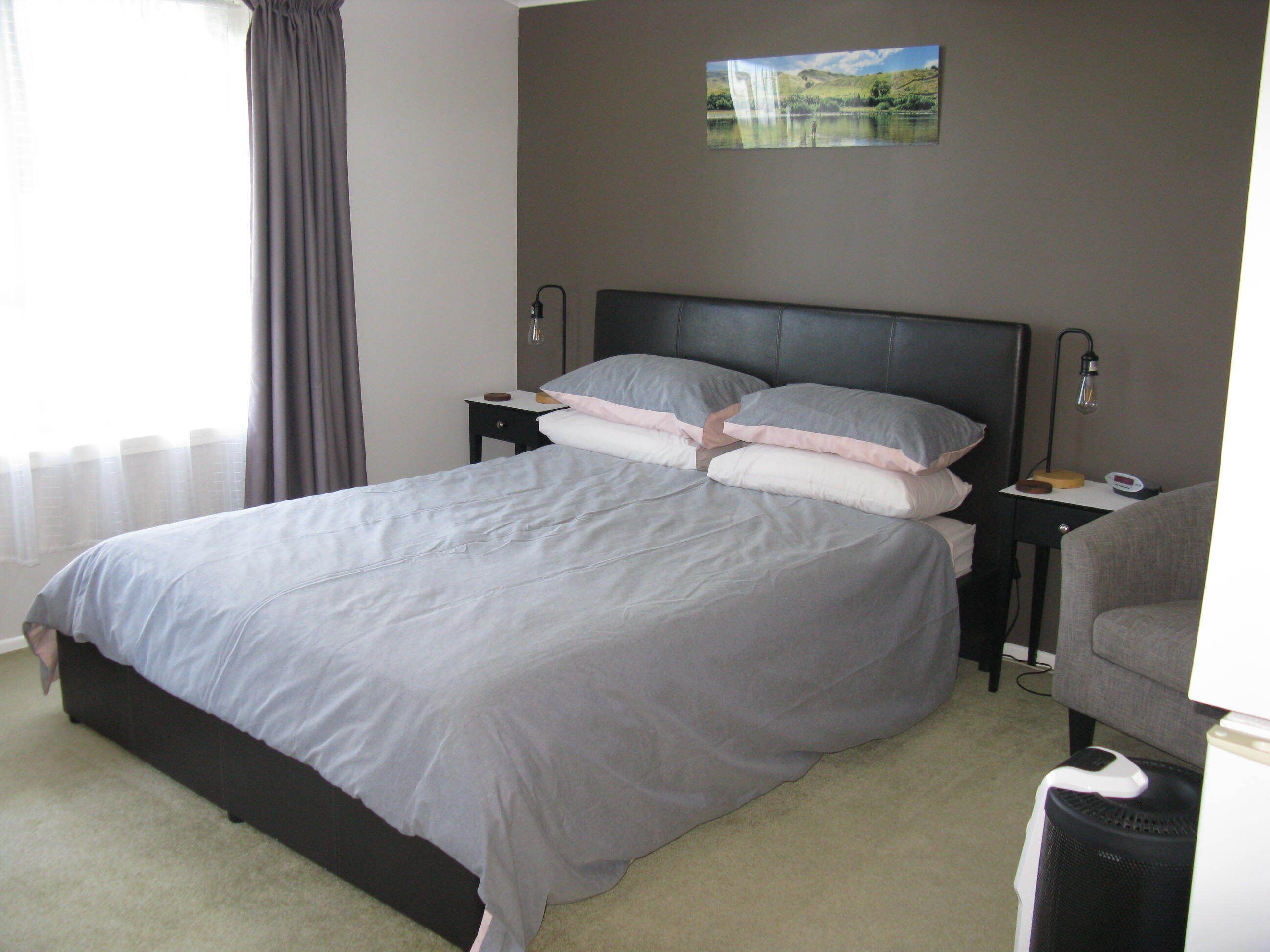 Tabla de planchar con plancha, wifi gratis y ropa de cama 