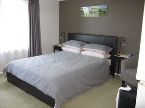 Iron/ironing board, free WiFi, bed sheets - Semi-rural self contained studio (Napier City)