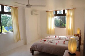 Brankas, meja kerja, ruang kerja ramah laptop, dan setrika/meja setrika