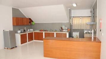 Full-sized fridge, microwave, oven, stovetop