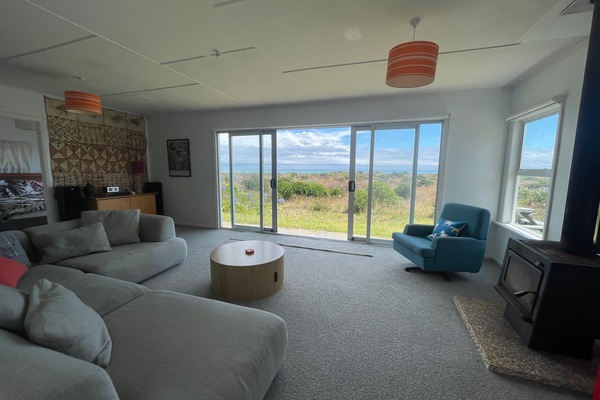 Smart TV, chimenea, reproductor de DVD, libros