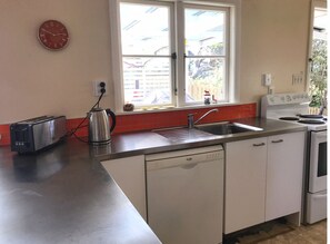 Fridge, oven, stovetop, dishwasher